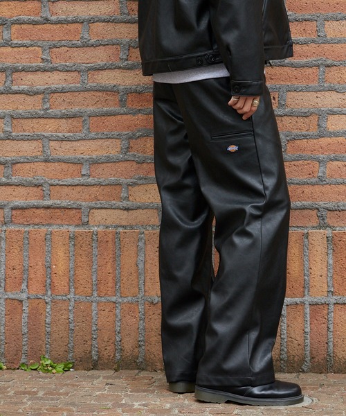 Dickies(ディッキーズ)の「Dickies/ディッキーズ FAKE LEATHER LOOSE FIT WORK PANT フェイクレザー ワークパンツ ブランドロゴ モノトーン アメカジ ストリート 2026年秋冬 秋服(チノパンツ・メンズ・ブラック・32inch/30inch/34inch)」の5枚目の写真