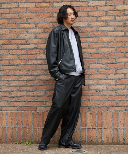 Dickies(ディッキーズ)の「Dickies/ディッキーズ FAKE LEATHER LOOSE FIT WORK PANT フェイクレザー ワークパンツ ブランドロゴ モノトーン アメカジ ストリート 2026年秋冬 秋服(チノパンツ・メンズ・ブラック・32inch/30inch/34inch)」の2枚目の写真