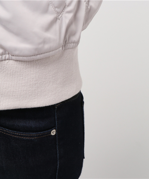 LBC(エルビーシー)の「袖刺繍MA-1 (MA-1・レディース・ライトグレー/オリーブ・MEDIUM/LARGE)」の4枚目の写真