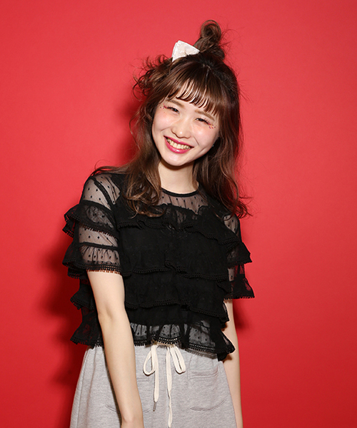 one after another NICE CLAUP（ワンアフターアナザーナイスクラップ）の「チュールフリルトップス（Tシャツ/カットソー・レディース・ベージュ/キャメル/ブラック・FREE）」の2枚目の写真