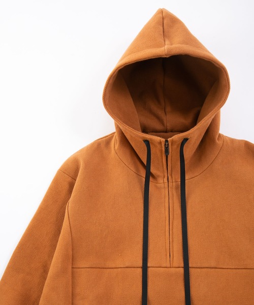 OURET(オーレット)の「硫化染ドビーストレッチ フードZIPプルオーバー(パーカー・メンズ・ブラック/テラコッタ・2/3)」の8枚目の写真