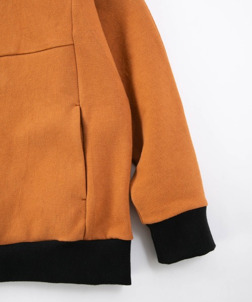 OURET(オーレット)の「硫化染ドビーストレッチ フードZIPプルオーバー(パーカー・メンズ・ブラック/テラコッタ・2/3)」の3枚目の写真