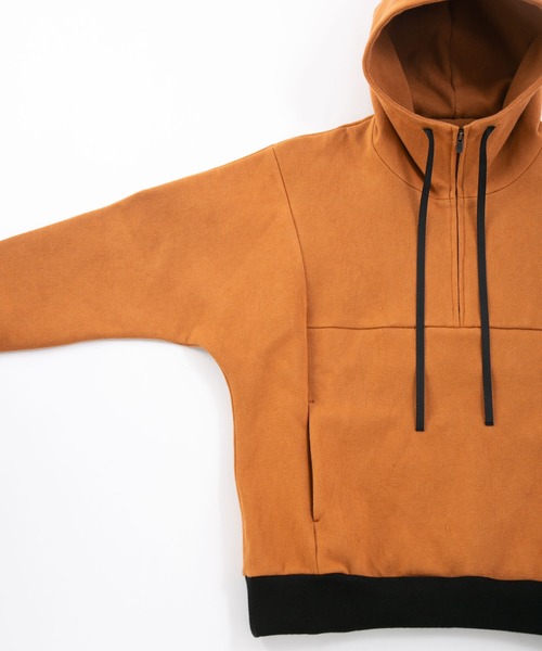 OURET(オーレット)の「硫化染ドビーストレッチ フードZIPプルオーバー(パーカー・メンズ・ブラック/テラコッタ・2/3)」の5枚目の写真