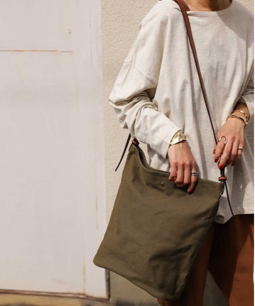 antiqua(アンティカ)の「キャンバスBAG(ショルダーバッグ・レディース・ブラック/カーキ/アイボリー・FREE)」の4枚目の写真