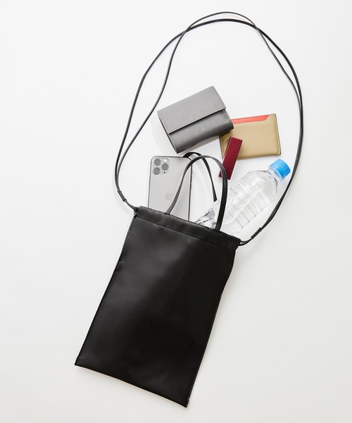 STUDIOUS（ステュディオス）の「【STUDIOUS】フェイクレザー巾着バッグ（ショルダーバッグ・レディース・ブラック/ベージュ/サックスブルー・FREE）」の2枚目の写真