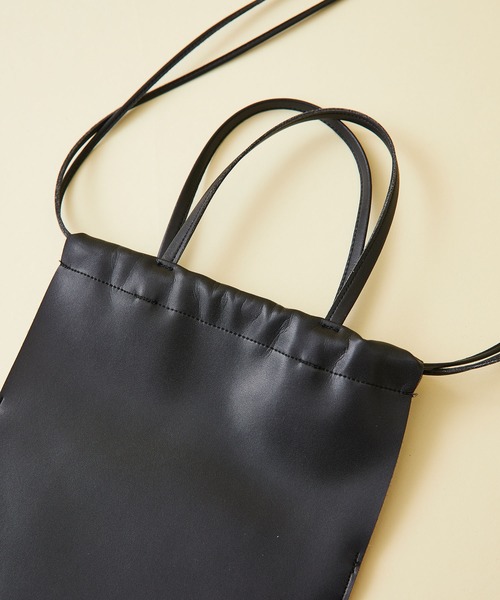 STUDIOUS（ステュディオス）の「【STUDIOUS】フェイクレザー巾着バッグ（ショルダーバッグ・レディース・ブラック/ベージュ/サックスブルー・FREE）」の7枚目の写真