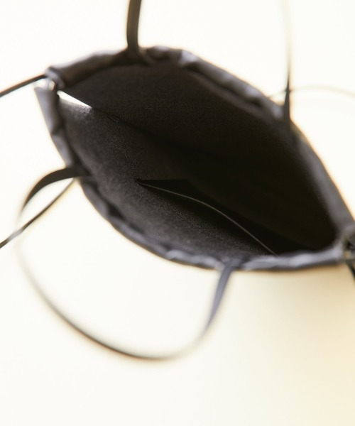 STUDIOUS（ステュディオス）の「【STUDIOUS】フェイクレザー巾着バッグ（ショルダーバッグ・レディース・ブラック/ベージュ/サックスブルー・FREE）」の9枚目の写真
