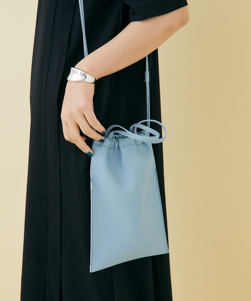 STUDIOUS（ステュディオス）の「【STUDIOUS】フェイクレザー巾着バッグ（ショルダーバッグ・レディース・ブラック/ベージュ/サックスブルー・FREE）」の13枚目の写真