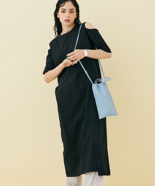 STUDIOUS（ステュディオス）の「【STUDIOUS】フェイクレザー巾着バッグ（ショルダーバッグ・レディース・ブラック/ベージュ/サックスブルー・FREE）」の4枚目の写真