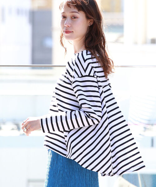 Ray BEAMS（レイビームス）の「Ray BEAMS / バック フレア ロングスリーブ Tシャツ（Tシャツ/カットソー・レディース・ホワイト/ブラック/その他・ONE SIZE）」の3枚目の写真