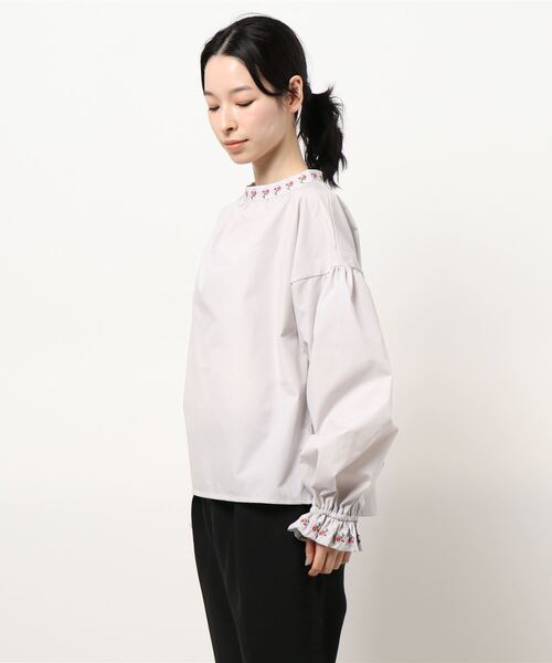 Clice de Paris(クリシェドゥパリス)の「刺繍衿ブラウス(シャツ/ブラウス・レディース・オフホワイト/グレー・ONESIZE)」の3枚目の写真