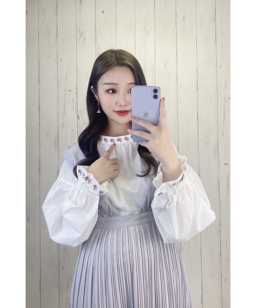 Clice de Paris(クリシェドゥパリス)の「刺繍衿ブラウス(シャツ/ブラウス・レディース・オフホワイト/グレー・ONESIZE)」の2枚目の写真