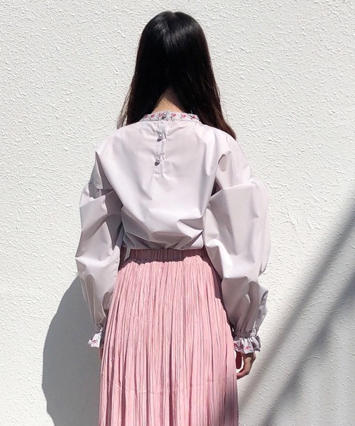 Clice de Paris(クリシェドゥパリス)の「刺繍衿ブラウス(シャツ/ブラウス・レディース・オフホワイト/グレー・ONESIZE)」の5枚目の写真