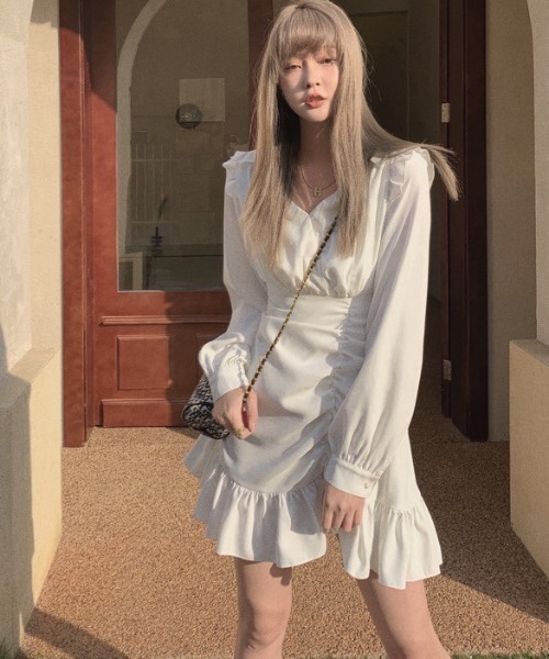 Jasmine Grandiflorum（ジャスミングランディフローラム）の「【Jasmine】Ｖネックフリルミニワンピース（ワンピース・レディース・ホワイト/ブラック・SMALL/MEDIUM/LARGE）」の2枚目の写真