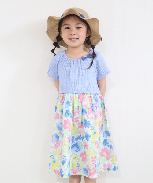 KP(ケーピー)の「シャーリング天竺とタイプライター花プリントドッキングワンピース(100-130cm)(ワンピース・キッズ・ブルー/ベビーピンク・130cm/100cm/120cm/110cm)」の2枚目の写真