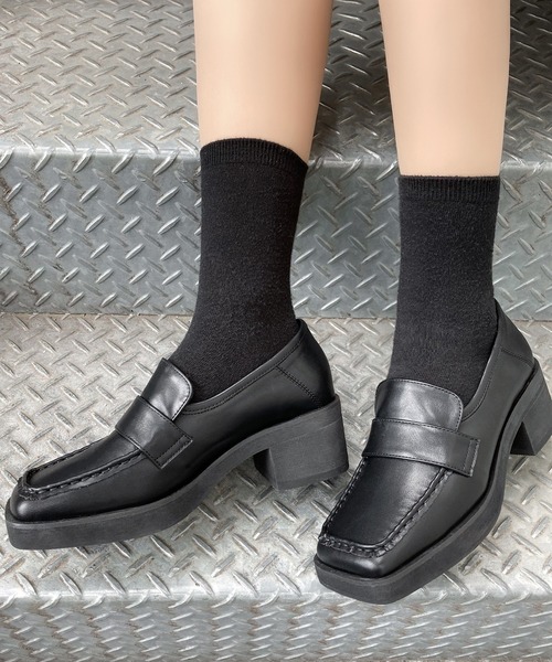 Figments(フィグメンツ)の「ヒールスクエアトゥローファー(その他シューズ・レディース・ブラック/ホワイト/ブルー・SMALL/MEDIUM)」の2枚目の写真