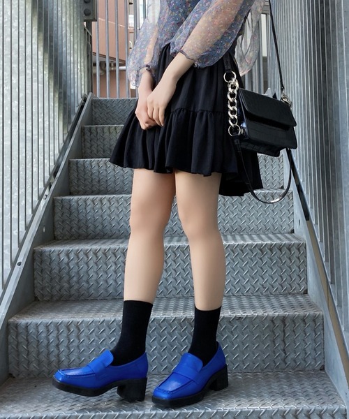 Figments(フィグメンツ)の「ヒールスクエアトゥローファー(その他シューズ・レディース・ブラック/ホワイト/ブルー・SMALL/MEDIUM)」の4枚目の写真