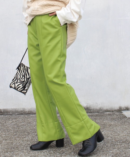 LAVEANGE（ラビアンジェ）の「フェイクレザースリットパンツ（その他パンツ・レディース・ブラック/グリーン・LL/3L/M/L）」の5枚目の写真