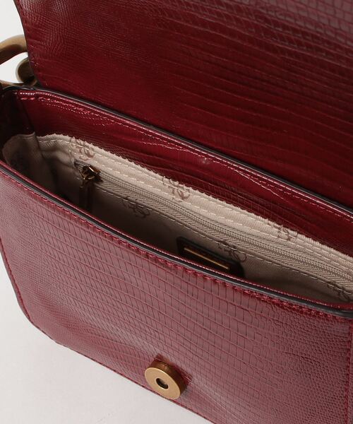Guess（ゲス）の「TULLIA Mini Crossbody Flap（ショルダーバッグ・レディース・ボルドー・ONE SIZE）」の11枚目の写真