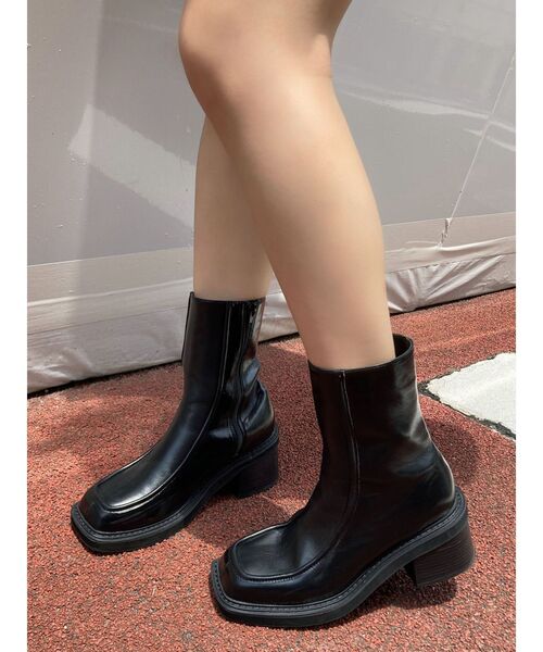 EMODA(エモダ)の「ラインショートブーツ(ブーツ・レディース・ブラック/ブラウン・SMALL/MEDIUM/LARGE)」の2枚目の写真