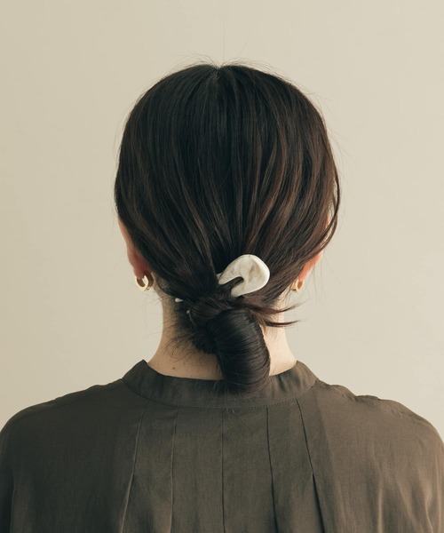 SMELLY(スメリー)の「マーブルジュシヘアスティック(その他ヘアアクセサリー・レディース・カーキ/アイボリー・-)」の2枚目の写真