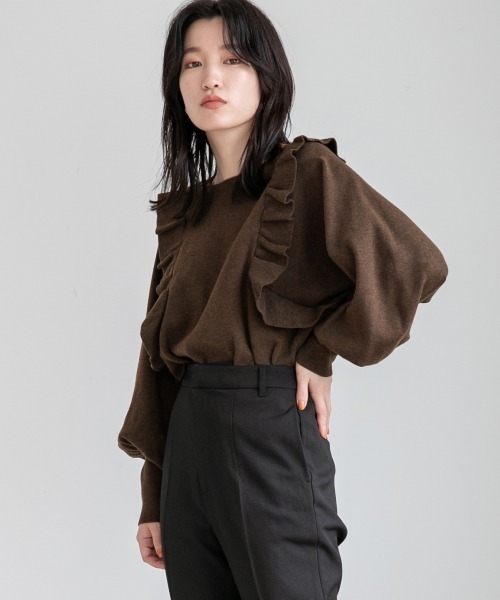 LOWRYS FARM（ローリーズファーム）の「コンパクトフリルニット　214929（ニット/セーター・レディース・ブラック/ブラウン/ベージュ/ブルー・FREE）」の3枚目の写真