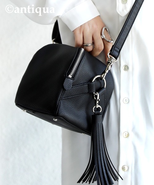antiqua（アンティカ）の「タッセル付きミニショルダーバッグ（ショルダーバッグ・レディース・ブラック・FREE）」の2枚目の写真