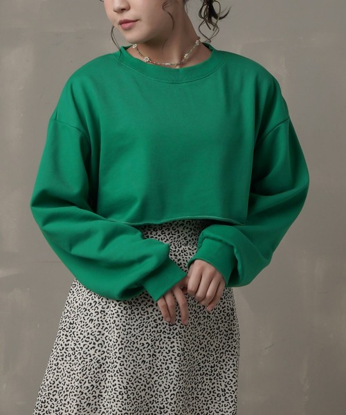 SPINNS（スピンズ）の「ショート丈 カラースウェット（スウェット・レディース・ホワイト/チャコール/グリーン/ブラック/オレンジ/ピンク/パープル/ブルー・ONESIZE）」の4枚目の写真