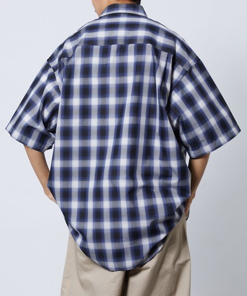 FREAK'S STORE（フリークスストア）の「WEB限定 Relax Fit リラックスフィット ショートスリーブ レギュラーカラーチェックシャツ/オンブレチェック（シャツ/ブラウス・メンズ・ブルー系1/ネイビー/ブルー系2/ピンク/ブラック・LARGE/SMALL/MEDIUM）」の17枚目の写真