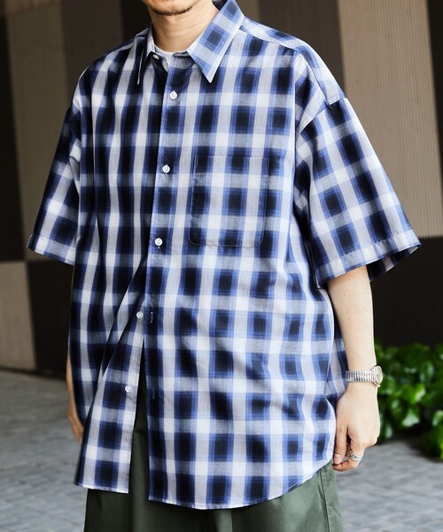 FREAK'S STORE（フリークスストア）の「WEB限定 Relax Fit リラックスフィット ショートスリーブ レギュラーカラーチェックシャツ/オンブレチェック（シャツ/ブラウス・メンズ・ブルー系1/ネイビー/ブルー系2/ピンク/ブラック・LARGE/SMALL/MEDIUM）」の3枚目の写真