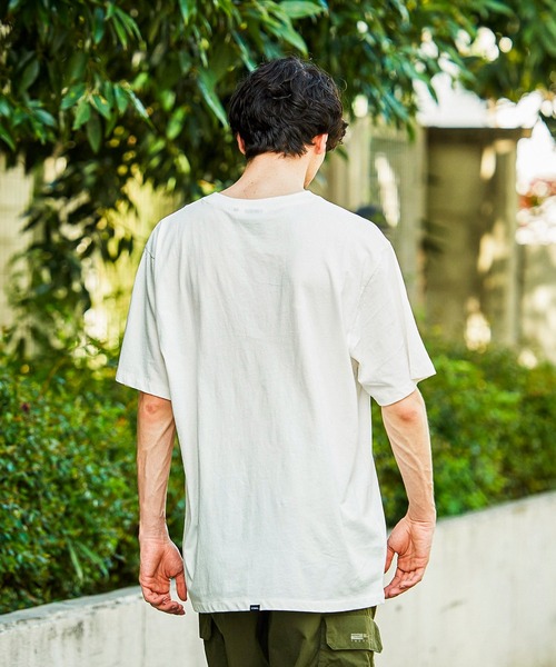 JACK & MARIE(ジャックアンドマリー)の「THRILLS ミニマル・スリルズ・マーチ・フィット・ティー TA22-106AT(Tシャツ/カットソー・メンズ・オフホワイト・XL/L)」の4枚目の写真