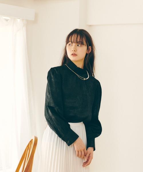 Lamoa（ラモア）の「Lamoa/ボリュームスリーブ グロッシー ブラウス（シャツ/ブラウス・レディース・ホワイト/ブラック/ベージュ・FREE）」の11枚目の写真