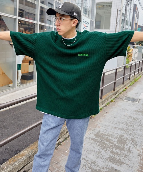 MONO-MART（モノマート）の「【CODDERR】アーチロゴ刺繍 ビッグシルエットワッフルTシャツ（Tシャツ/カットソー・レディース・チャコールグレー/ブラック/グレー/レッド/イエロー/ブルー/グリーン/アイボリー/サックスブルー/ピンク/ブラウン/パープル/ミント/ダークネイビー/オレンジ・M/L/XL）」の18枚目の写真