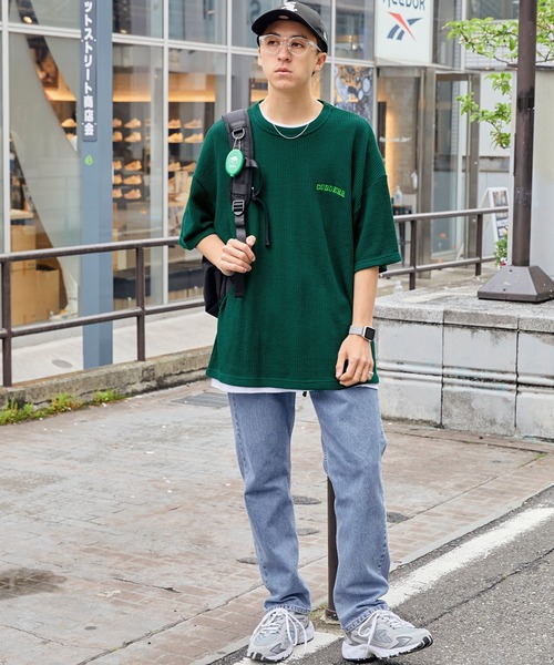 MONO-MART（モノマート）の「【CODDERR】アーチロゴ刺繍 ビッグシルエットワッフルTシャツ（Tシャツ/カットソー・レディース・チャコールグレー/ブラック/グレー/レッド/イエロー/ブルー/グリーン/アイボリー/サックスブルー/ピンク/ブラウン/パープル/ミント/ダークネイビー/オレンジ・M/L/XL）」の20枚目の写真