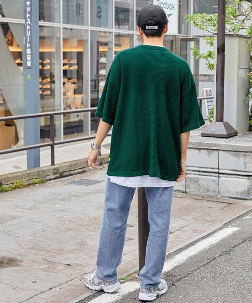 MONO-MART（モノマート）の「【CODDERR】アーチロゴ刺繍 ビッグシルエットワッフルTシャツ（Tシャツ/カットソー・レディース・チャコールグレー/ブラック/グレー/レッド/イエロー/ブルー/グリーン/アイボリー/サックスブルー/ピンク/ブラウン/パープル/ミント/ダークネイビー/オレンジ・M/L/XL）」の21枚目の写真
