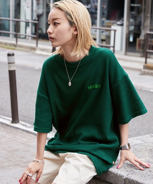 MONO-MART（モノマート）の「【CODDERR】アーチロゴ刺繍 ビッグシルエットワッフルTシャツ（Tシャツ/カットソー・レディース・チャコールグレー/ブラック/グレー/レッド/イエロー/ブルー/グリーン/アイボリー/サックスブルー/ピンク/ブラウン/パープル/ミント/ダークネイビー/オレンジ・M/L/XL）」の22枚目の写真