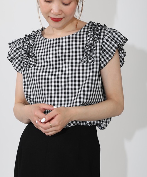 BE NEAT（ビーニート）の「フロントショルダーギャザーフリルブラウス（シャツ/ブラウス・レディース・ブラック/ネイビー・M）」の2枚目の写真