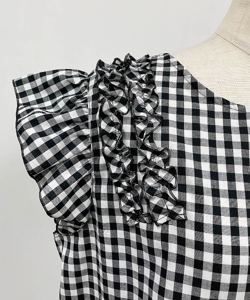 BE NEAT（ビーニート）の「フロントショルダーギャザーフリルブラウス（シャツ/ブラウス・レディース・ブラック/ネイビー・M）」の8枚目の写真