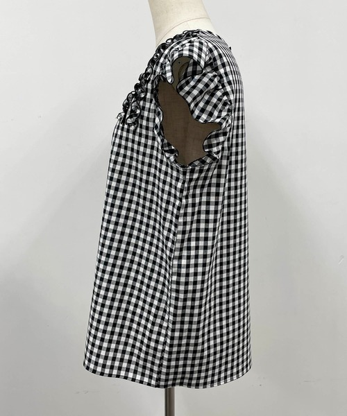 BE NEAT（ビーニート）の「フロントショルダーギャザーフリルブラウス（シャツ/ブラウス・レディース・ブラック/ネイビー・M）」の4枚目の写真