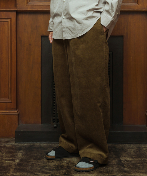 EDIFICE LA BOUCLE（エディフィスラブークル）の「【LA BOUCLE / ラブークル】2タック HUGEASY コーデュロイ イージーパンツ（その他パンツ・メンズ・ブラック/ブラウン/グリーン/ブルー/オレンジ・2/1）」の2枚目の写真