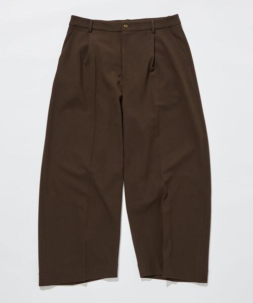 green label relaxing(グリーンレーベルリラクシング)の「【WEB限定】<kinokoさん × GLR or> タック ワイド スラックス(スラックス・メンズ・オフホワイト/ダークブラウン/ネイビー・S/M/L)」の2枚目の写真