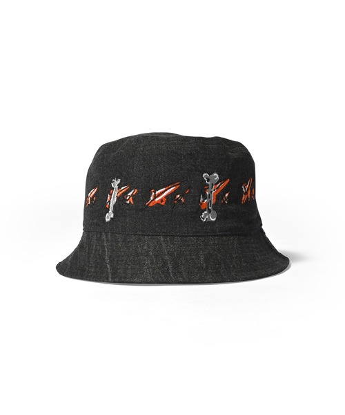 LFYT（エルエフワイティー）の「LFYT ラファイエット [Lafayette] × カイザー [KYZER] -  コラボ アーティスト アート グラフィック 刺繍 ブラックデニム バケットハット [KISS & BONES BUCKET HAT] LS231402（ハット・メンズ・ブラック・ONE SIZE）」の3枚目の写真