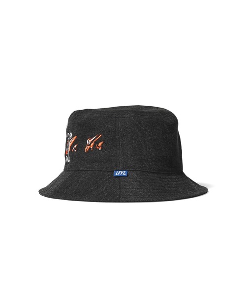 LFYT（エルエフワイティー）の「LFYT ラファイエット [Lafayette] × カイザー [KYZER] -  コラボ アーティスト アート グラフィック 刺繍 ブラックデニム バケットハット [KISS & BONES BUCKET HAT] LS231402（ハット・メンズ・ブラック・ONE SIZE）」の4枚目の写真