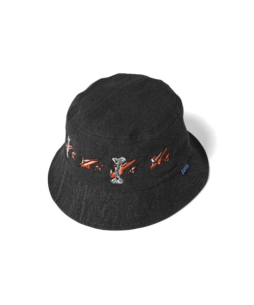LFYT（エルエフワイティー）の「LFYT ラファイエット [Lafayette] × カイザー [KYZER] -  コラボ アーティスト アート グラフィック 刺繍 ブラックデニム バケットハット [KISS & BONES BUCKET HAT] LS231402（ハット・メンズ・ブラック・ONE SIZE）」の6枚目の写真