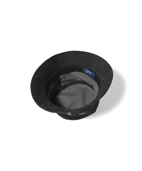 LFYT（エルエフワイティー）の「LFYT ラファイエット [Lafayette] × カイザー [KYZER] -  コラボ アーティスト アート グラフィック 刺繍 ブラックデニム バケットハット [KISS & BONES BUCKET HAT] LS231402（ハット・メンズ・ブラック・ONE SIZE）」の7枚目の写真