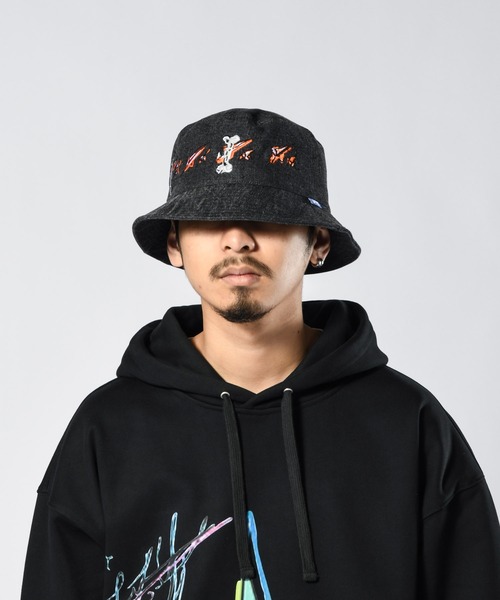 LFYT（エルエフワイティー）の「LFYT ラファイエット [Lafayette] × カイザー [KYZER] -  コラボ アーティスト アート グラフィック 刺繍 ブラックデニム バケットハット [KISS & BONES BUCKET HAT] LS231402（ハット・メンズ・ブラック・ONE SIZE）」の9枚目の写真