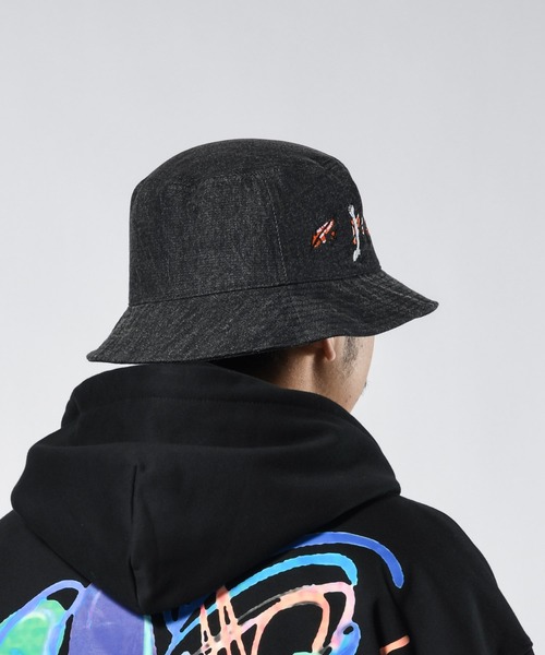 LFYT（エルエフワイティー）の「LFYT ラファイエット [Lafayette] × カイザー [KYZER] -  コラボ アーティスト アート グラフィック 刺繍 ブラックデニム バケットハット [KISS & BONES BUCKET HAT] LS231402（ハット・メンズ・ブラック・ONE SIZE）」の10枚目の写真