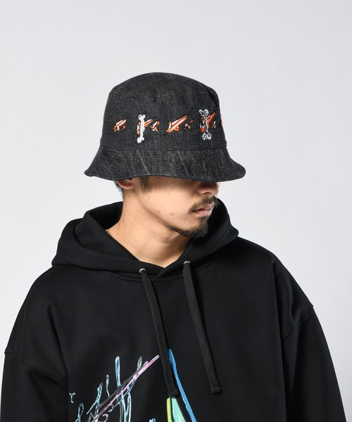 LFYT（エルエフワイティー）の「LFYT ラファイエット [Lafayette] × カイザー [KYZER] -  コラボ アーティスト アート グラフィック 刺繍 ブラックデニム バケットハット [KISS & BONES BUCKET HAT] LS231402（ハット・メンズ・ブラック・ONE SIZE）」の13枚目の写真