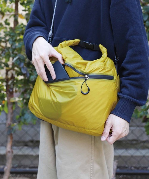Nahe(ネーエ)の「nahe ネーエ ドライバッグ 2WAY 防水 折りたたみ サコッシュ 10L(L)(エコバッグ/サブバッグ・メンズ・ブラック/ターコイズブルー/イエロー/オレンジ/ライトグレー/ダークグリーン・FREE)」の5枚目の写真