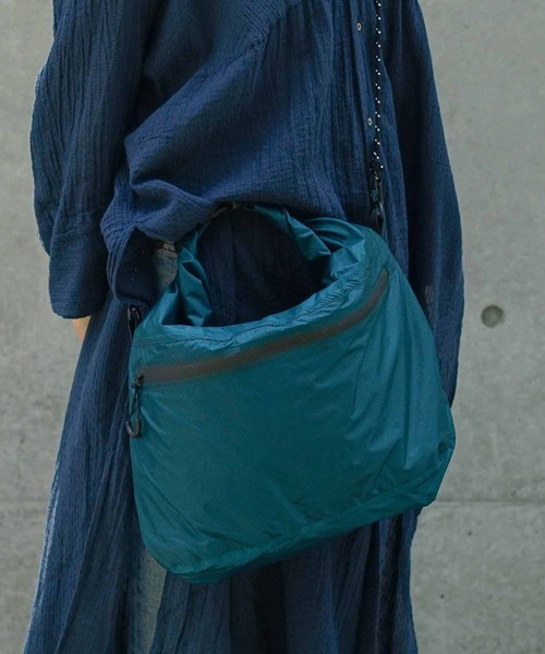 Nahe(ネーエ)の「nahe ネーエ ドライバッグ 2WAY 防水 折りたたみ サコッシュ 10L(L)(エコバッグ/サブバッグ・メンズ・ブラック/ターコイズブルー/イエロー/オレンジ/ライトグレー/ダークグリーン・FREE)」の7枚目の写真